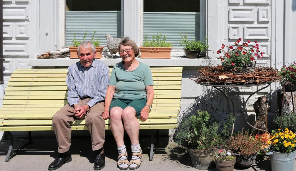 Annemarie und Hugo Weder vor dem Haus Bellevue.