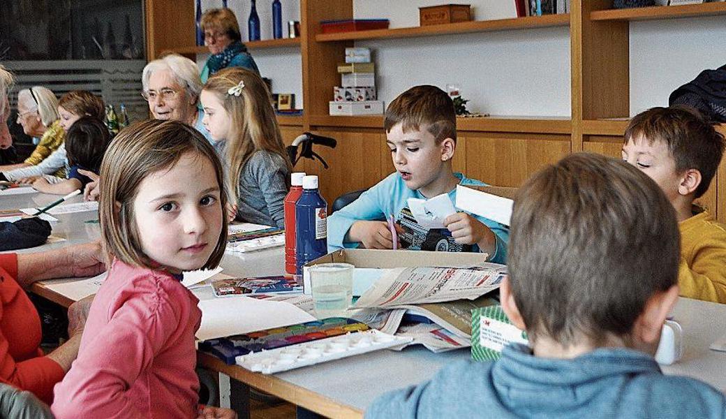 Die Kinder vom Kindergarten Wisli besuchten die Altersheimbewohner, um Zeit miteinander zu verbringen und sich kennenzulernen. 