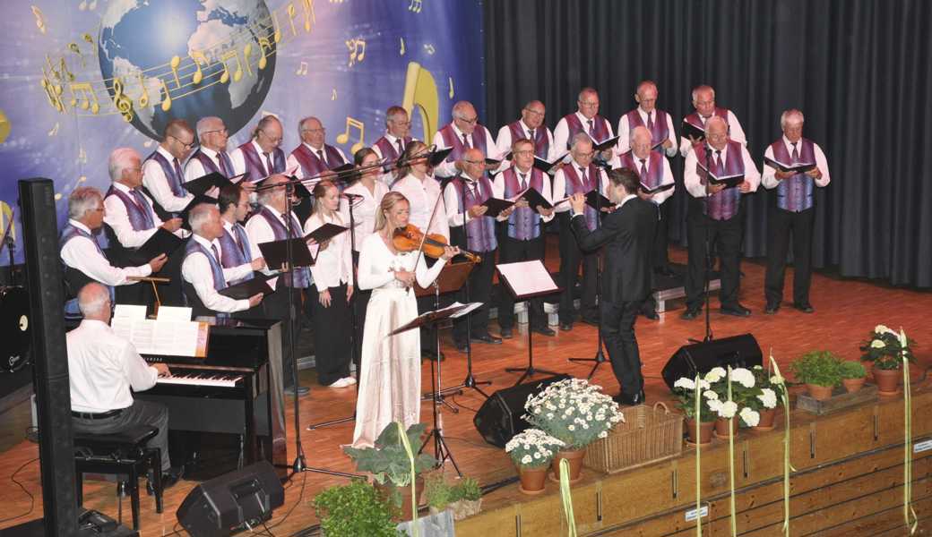 Männerchor feiert zehn Jahre Chorleitung unter Lukas Breuss-Zeisler mit Liedern von Oper bis Pop