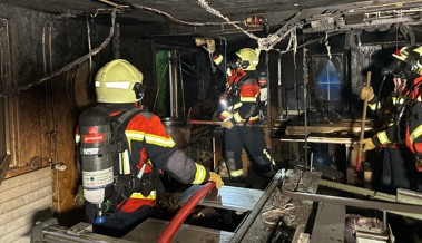 Werkstatt an der Hauptstrasse in Flammen, Feuerwehr löschte rasch, trotzdem hoher Schaden