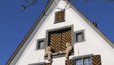 Vom Brocki in das Fürstenhaus: Sammler liess Teddys prominent auf  dem Fenstersims sonnen