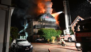 Au: Verletzter bei Brand in Mehrfamilienhaus