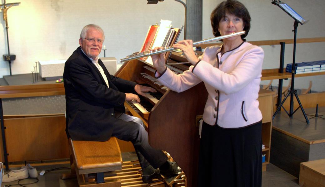 Olivier Eisenmann spielt die neu revidierte Orgel, Verena Steffen begleitet ihn mit der Querflöte.