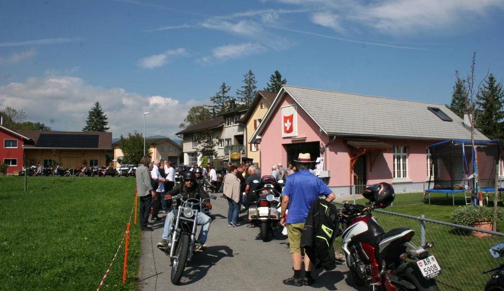 Das rote Band ist durchgeschnitten und das Motorradmuseum eröffnet: Am Samstag kamen viele Töfffans.