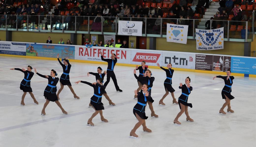 Das Mixed-Age-Team Ice Storms aus Widnau bei einem früheren Synchronwettbewerb mit viel Publikum.