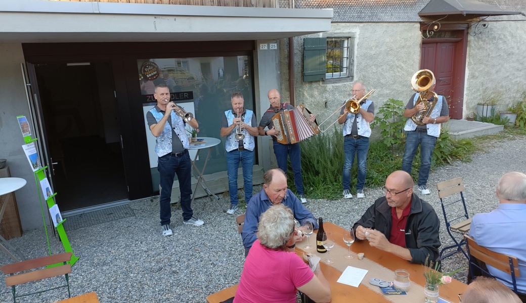 Die Nachtfalter unterhalten im Adlergarten