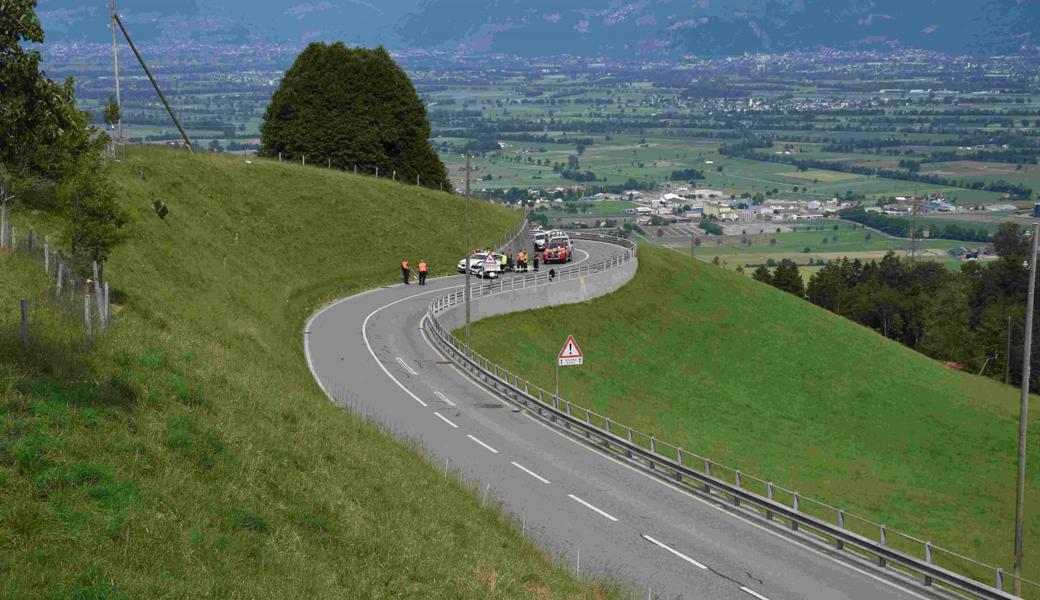 Ein Motorradfahrer schleuderte in ein entgegenkommendes Auto. Der schwer verletzte Motorradfahrer wurde mit dem Helikopter ins Spital geflogen. 