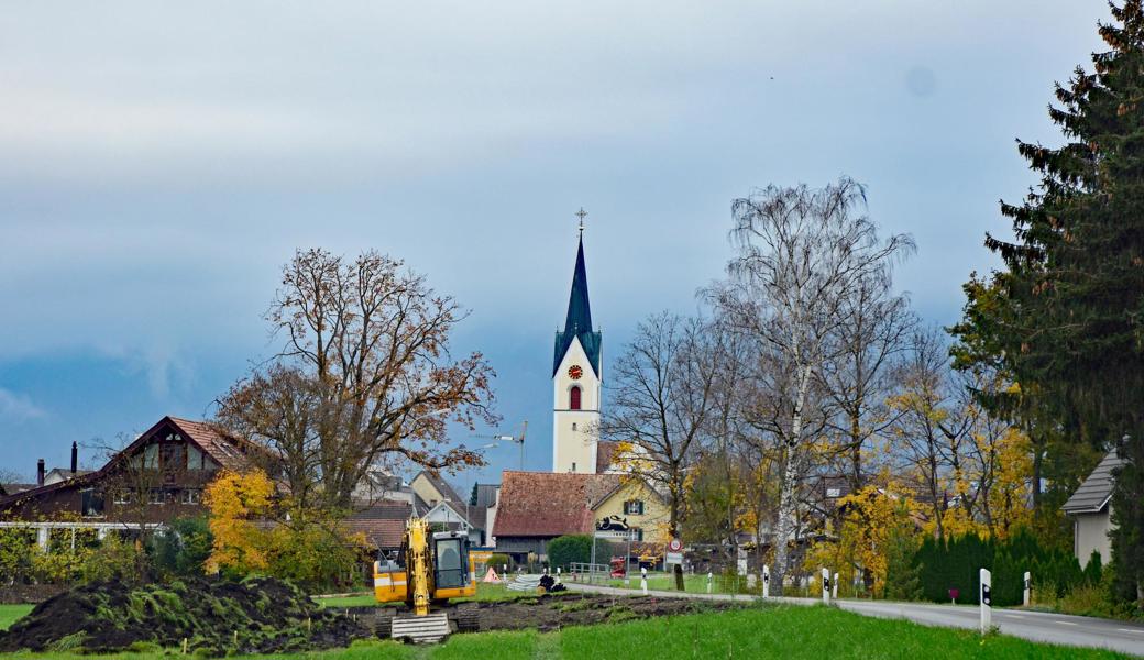 Der Trassee-Verlauf des neuen Wegs ist an kleinen Pfählen zu erkennen. Die Verbindung zum Rad- und Fussweg von Altstätten nach Kriessern wird ebenfalls durch eine Rabatte von der Fahrbahn für den motorisierten Verkehr getrennt.