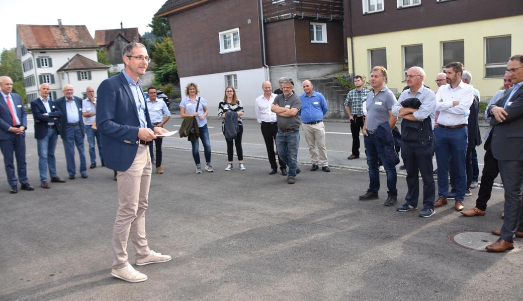 Gemeindepräsident Michael Litscher begrüsste eine stattliche Anzahl Gewerbetreibende zum 15. Wirtschaftsapéro. 