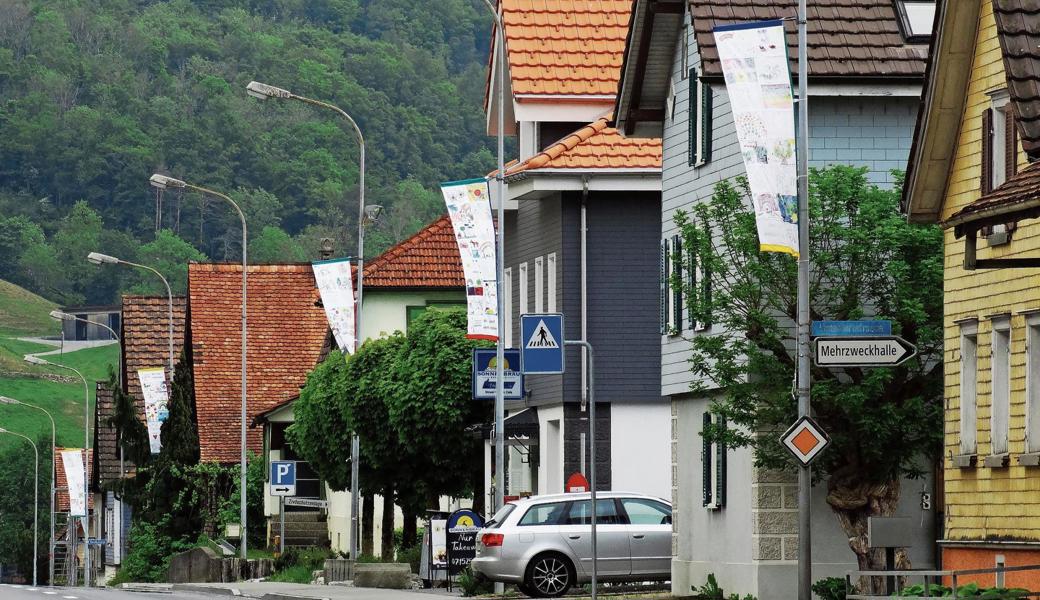 Zehn Flaggen schmücken seit Dienstag die Hauptstrasse in Rüthi. 