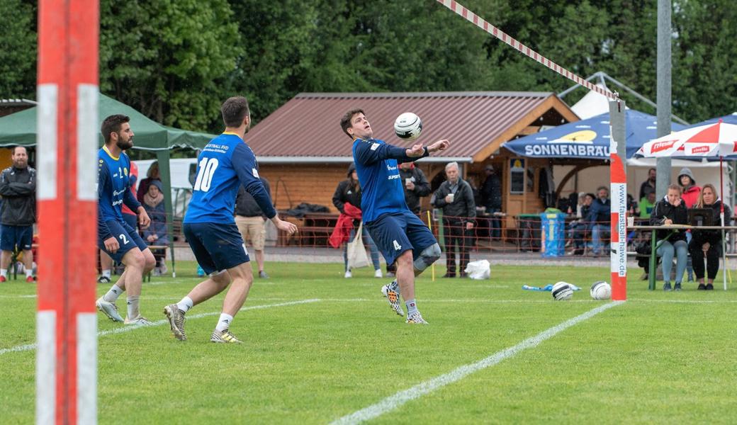 Christian Lässer (am Ball) legt, beobachtet von Kenneth Schoch (2), einen Ball für Malik Müller (10) auf.