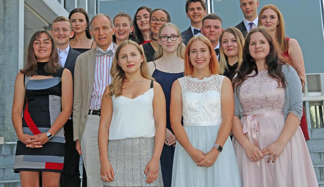 Klasse 3 Fa (jeweils von links): Vorderste Reihe: Vanessa Thurnherr, Valentina Egli, Alexa Gächter. Zweitvorderste Reihe: Simona Labriola, Klaus Amann (Klassenlehrer), Vivian Noack, Selina Siebitz. Zweithinterste Reihe: Massimo Lupieri, Regina Zoller, Priss-Nella Manenga, Noah Weber, Kim Hutter. Hinterste Reihe: Sanja Zeba, Francesca Pircher, Till Nüesch, Joël Kehl. 