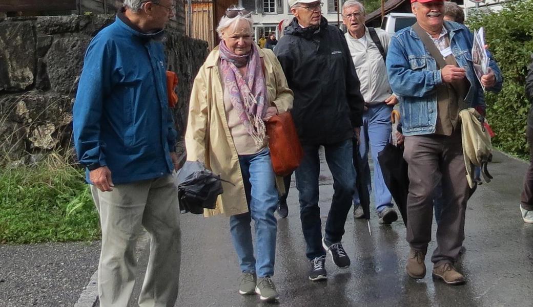 Mit Erich Gubelmann (mit roter Mütze)
unterwegs zum Sekschulhaus.