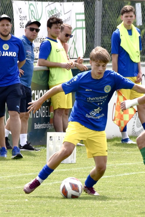 Finn Metzler ist ein energischer Dribbler, seinem Trainer Patrik Riklin (hinten links) gefällt&#x27;s.