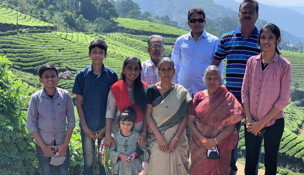 Georg Changeth (Vierter von rechts) im Kreis seiner Familie. Das Dorf Thuvayoor im Bundesstaat Kerala liegt auf einem Hügel und ist nicht so stark von der zweiten Covid-19-Welle betroffen wie andere Dörfer oder grosse Städte.
