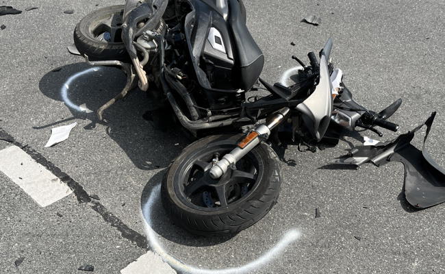 Links abbiegendes Auto und Motorrad zusammengestossen