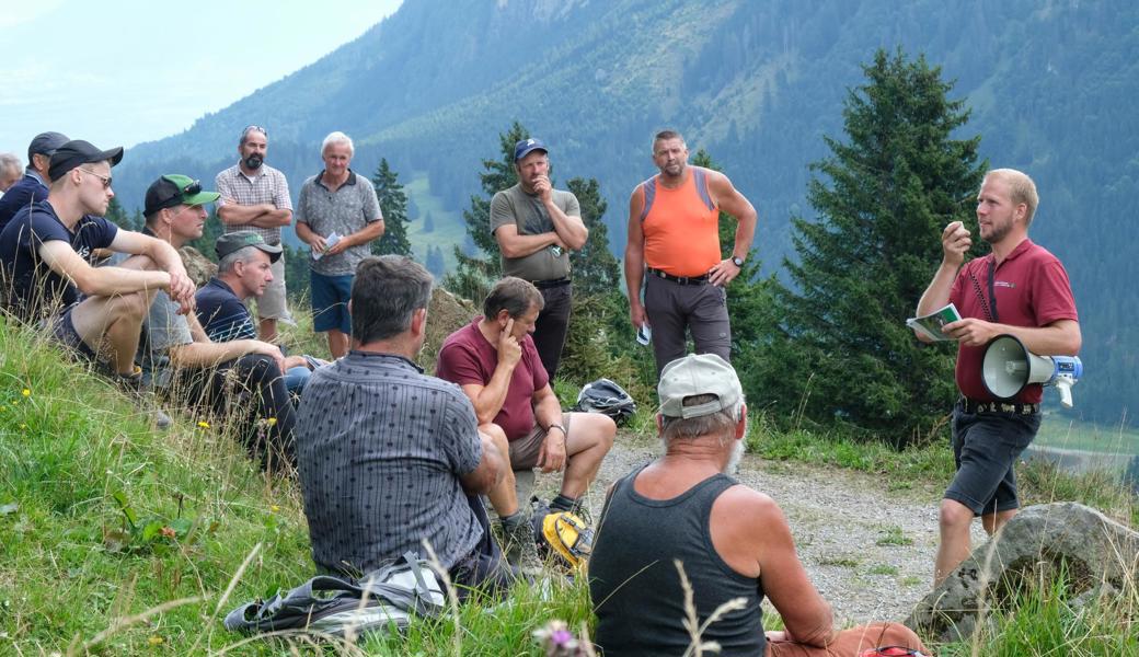 Matthias Kern (rechts) vom Landwirtschaftlichen Zentrum St. Gallen in Salez referierte über Massnahmen gegen die Verbuschung und Verunkrautung der Alpen. 