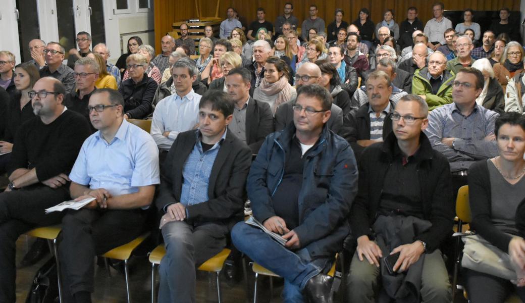 Gewöhnlich dient die «Stäpfli»-Aula als Klassenzimmer. Am Dienstagabend war sie mit interessierten Schulbürgerinnen und -bürgern voll besetzt. 