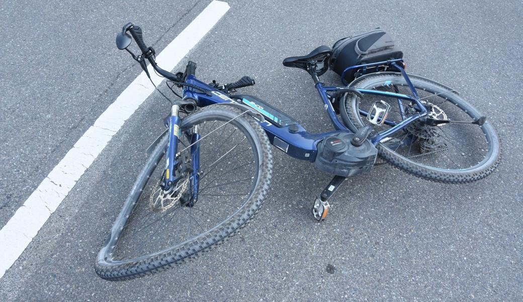 Der E-Bike-Fahrer verletzte sich beim Zusammenstoss.