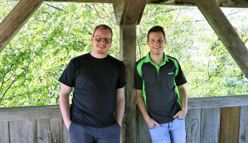 Dario Schmid (links) und Michael Dietrich kennen sich seit ihrer Kindheit und organisieren das Jahrgangstreffen zusammen. 