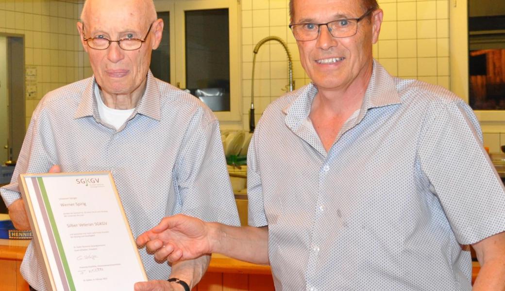 Präsident Markus Auer überreicht dem Silber-Veteran Werner Spirig (l.) die Ehrenurkunde vom SGKGV.