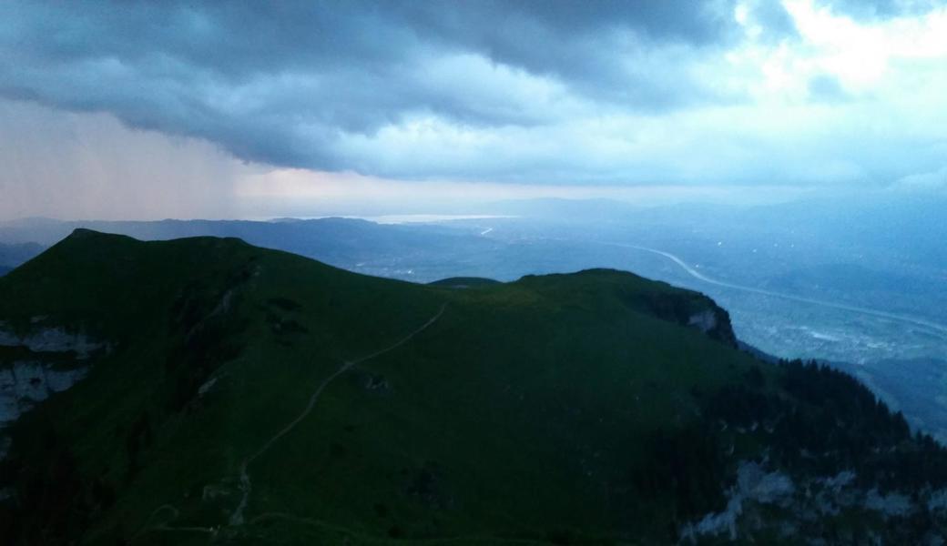 Aufziehendes Gewitter auf dem Hohen Kasten.