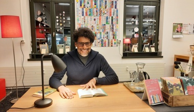 Usama Al Shahmani las in der Bibliothek aus bekannten Romanen