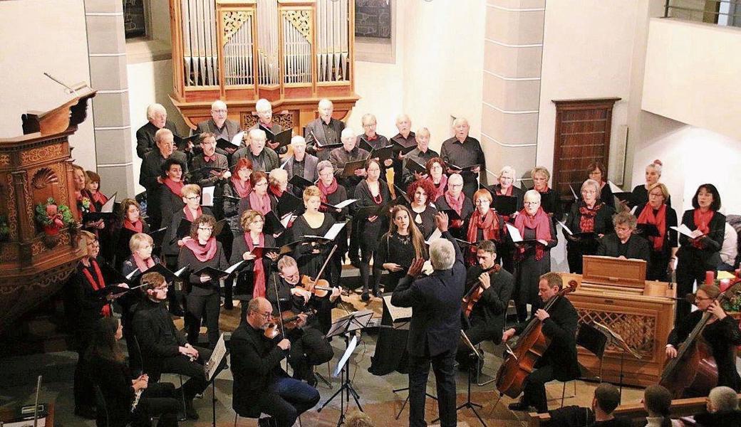 Die beiden Kirchenchöre von Balgach unter der Leitung von Karl Mathesi gaben ein stimmungsvolles Konzert in der evangelischen Kirche. 