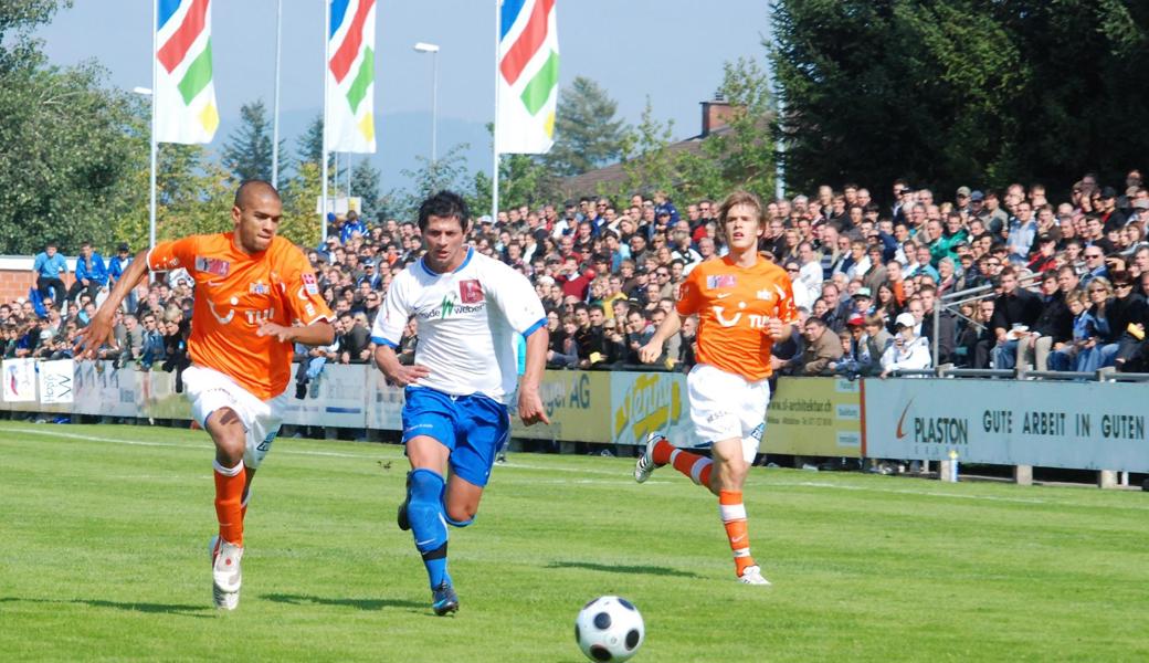 Am 21. September 2008 spielte Widnau im Schweizer Cup gegen den FC Zürich, im August gastiert GC auf der Aegeten. Hier ist der inzwischen beim FC Montlingen spielende Stürmer Valdet Istrefi im Laufduell mit Zürichs Heinz Barmettler (links).