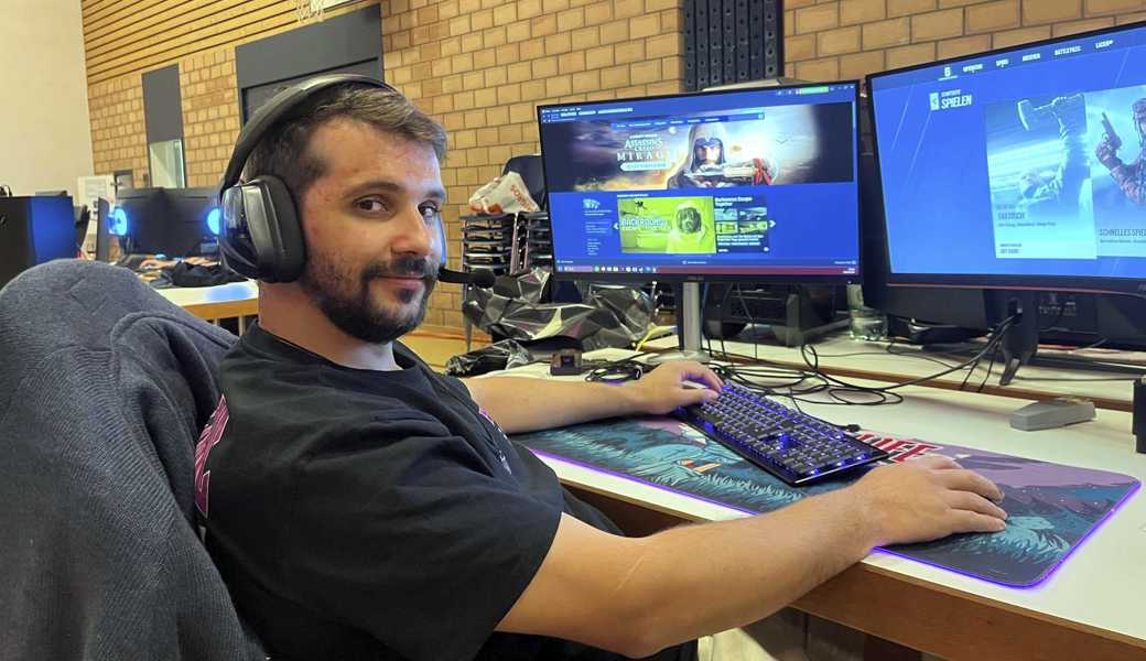 Lan-Party-Teilnehmer Alessandro Cabrera spielte bis um drei Uhr morgens, ging um sieben Uhr für eine Stunde heim und kehrte frisch geduscht an seinen Gamingplatz zurück.