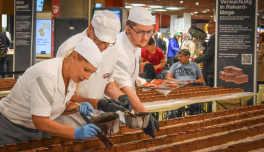 Kuchen-Weltrekord im Rhypark: 300 Meter feinste Studentenschnitte