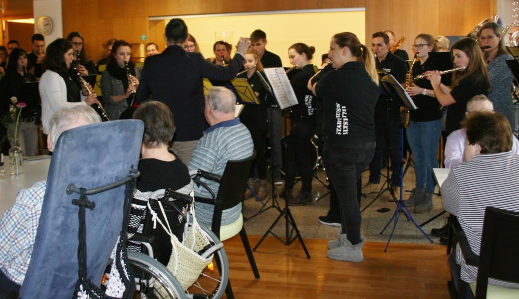 Die Stadtmusik bot zum Jahresende ein Ständchen im Haus Sonnengarten.