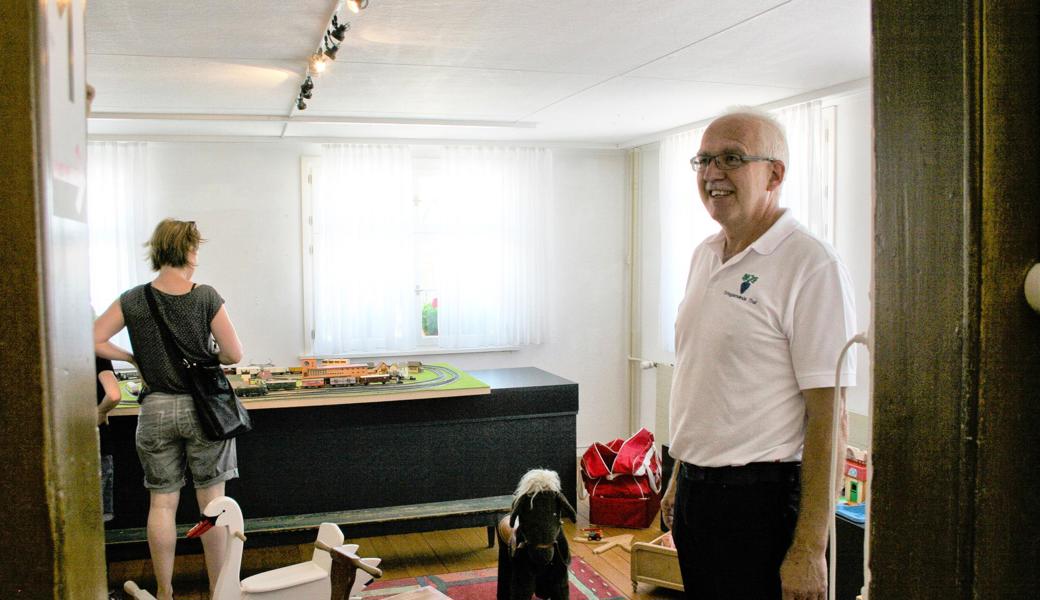 Hansjakob Tobler, Präsident der Museumskommission, begrüsst am Samstag erste Besucher im Spielzimmer. 