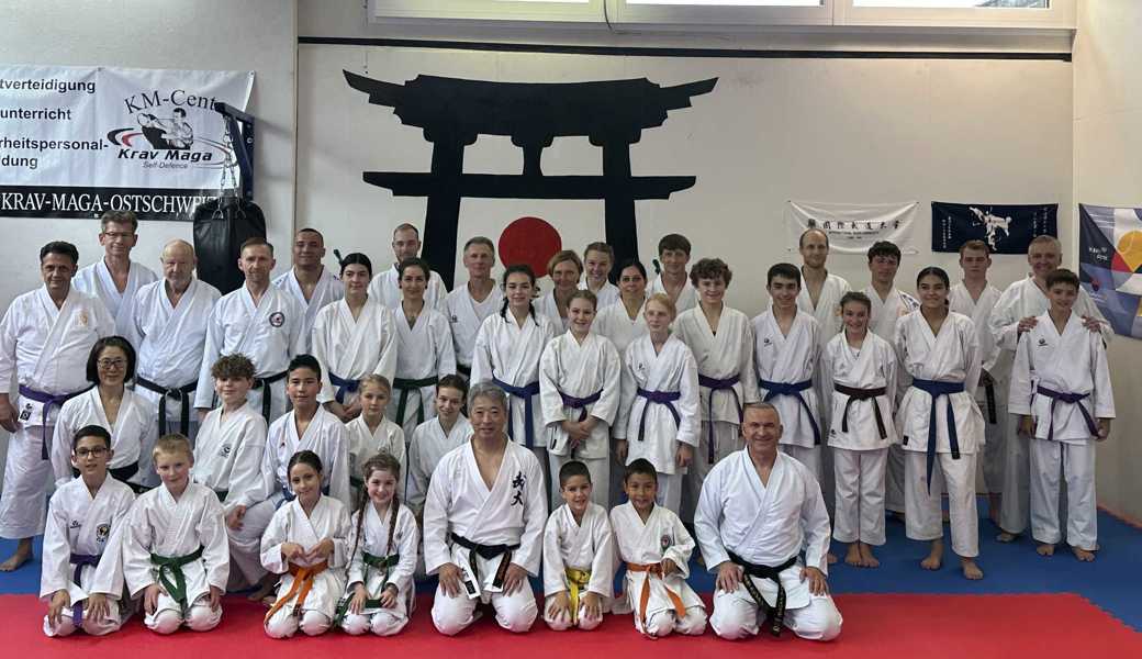 Karatekas aus der ganzen Schweiz kamen zu den Trainings von Sensei Arakawa Takamasa nach Altstätten.