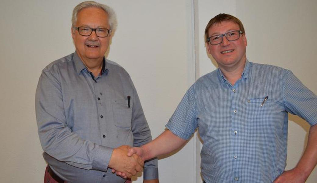 Der zurücktretende Präsident Erich Koller (l.) übergibt das Amt dem neuen Präsident Alexander Tercic (r.).