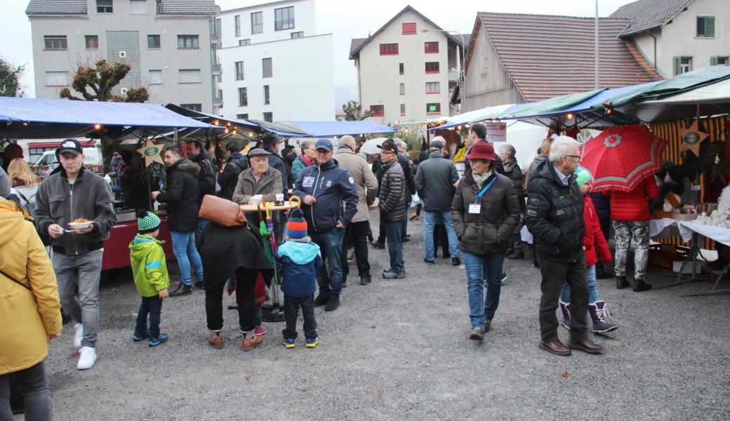 Die vielen Besucherinnen und Besucher hatten mehr Platz als früher, weil die Marktfläche vergrössert wurde.