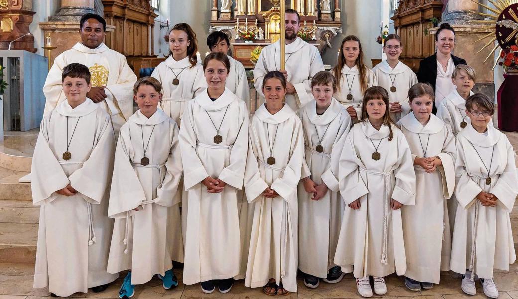 Die Pfarrei St. Jakobus feierte die Aufnahme von fünf neuen und den Abschied von Ministranten und Ministrantinnen. 