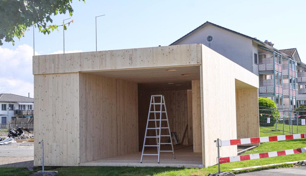 Das möblierte Musterappartement im Holzelementbau steht auf dem Parkplatz des Alterszentrums Augiessen. 