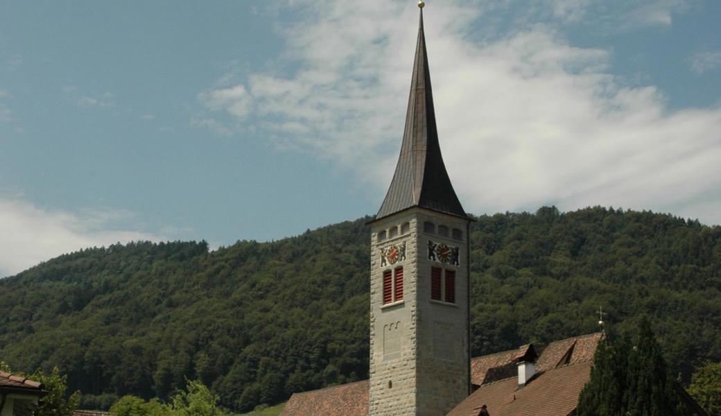 In jedem Dorf im Rheintal steht mindestens ein Kirchturm. Hier der Turm der katholischen Kirche in Berneck. 