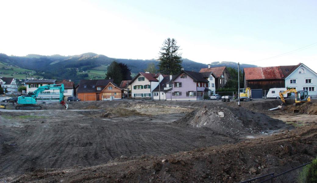 Die schmucke Häuserzeile am Altstätter Brüggliweg ist nach dem Abbruch einiger Häuser zurzeit gut sichtbar. Vorne die Baustelle.