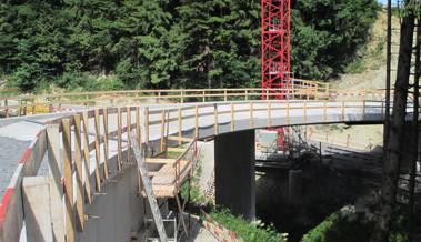 Elegant über den Sulzbach: Rohbau der Brücke erstellt