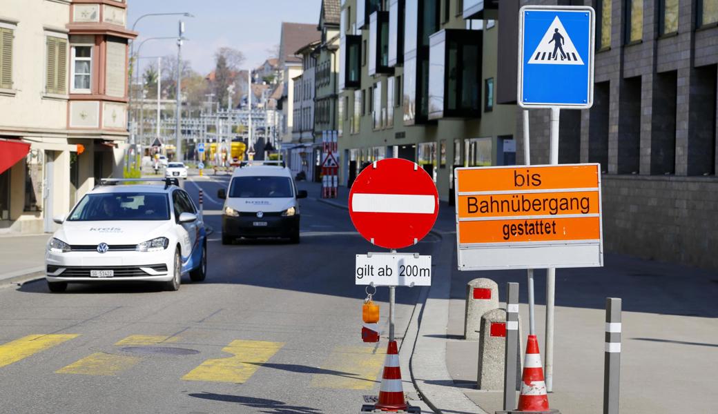 Trotz Hinweistafel fahren zahlreiche Verkehrsteilnehmer in Richtung Bellevue und biegen ab zur oberen Barriere. 