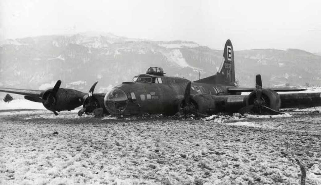 B-17-Bomber legte Notlandung «wie auf  Skiern» hin, ein Streubomber blieb an Findling hängen