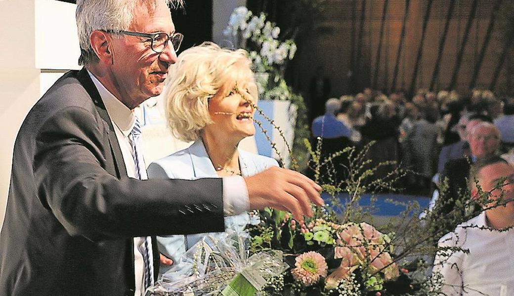 Thomas Gerosa überreichte Charlotte Frei, Gattin des neu gewählten Verwaltungsrats, einen prächtigen Blumenstrauss.