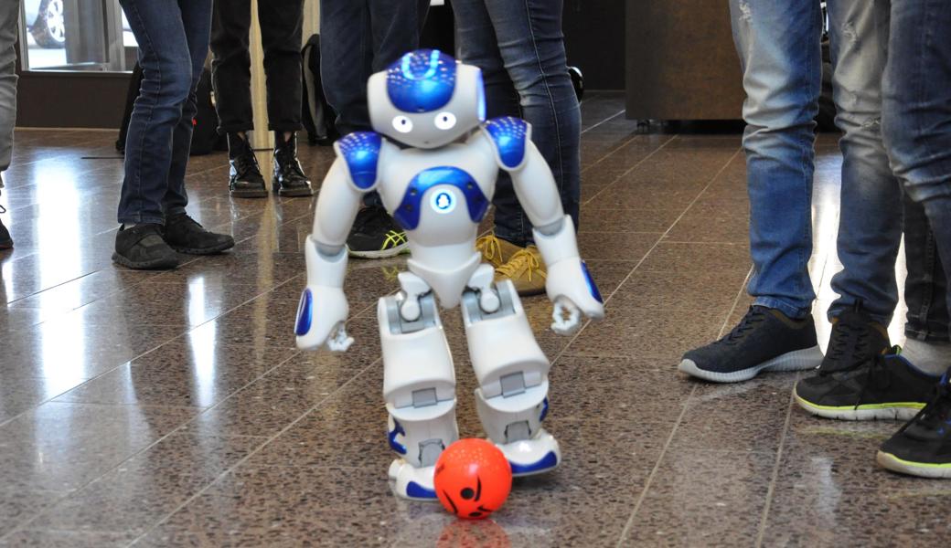 Roboter Nao kann Fussballspielen