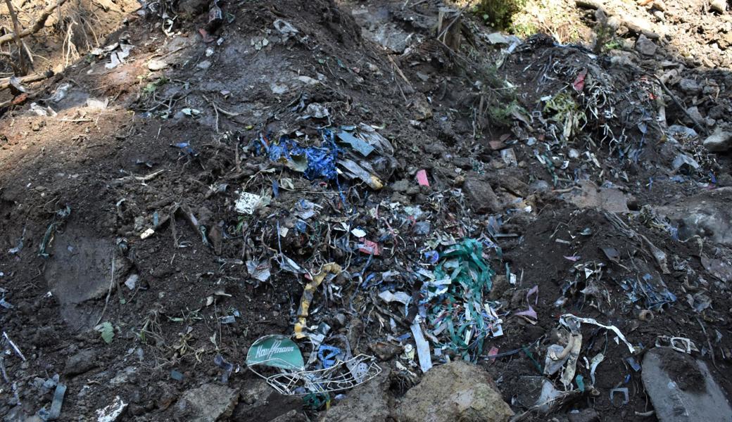 Dabei werden die Inhaltsstoffe (Gummi, Kunststoffe, Metall und mehr) soweit möglich sortiert und zur fachgerechten Endentsorgung oder dem Recycling abtransportiert.