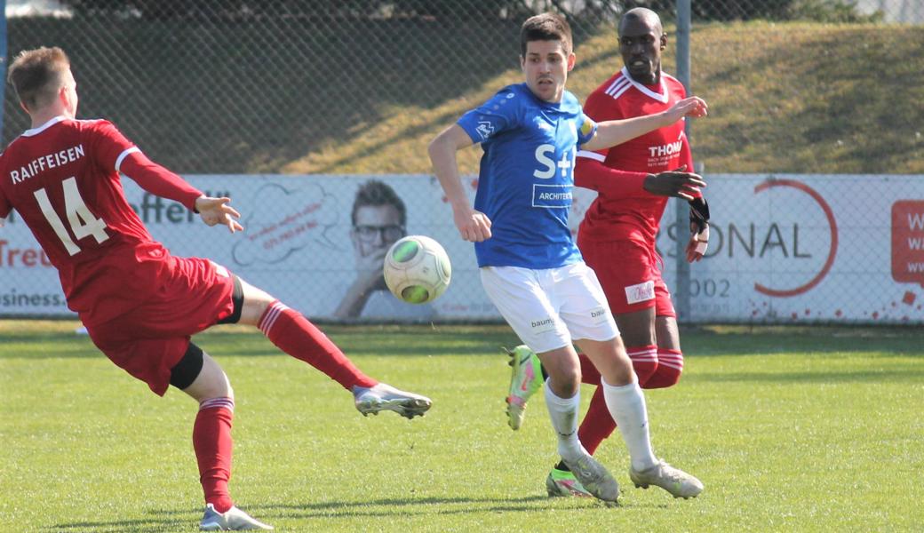 Timo Faleschini (in blau) und der FC Widnau brauchen noch zwei Siege, um in den Schweizer Cup einzuziehen.