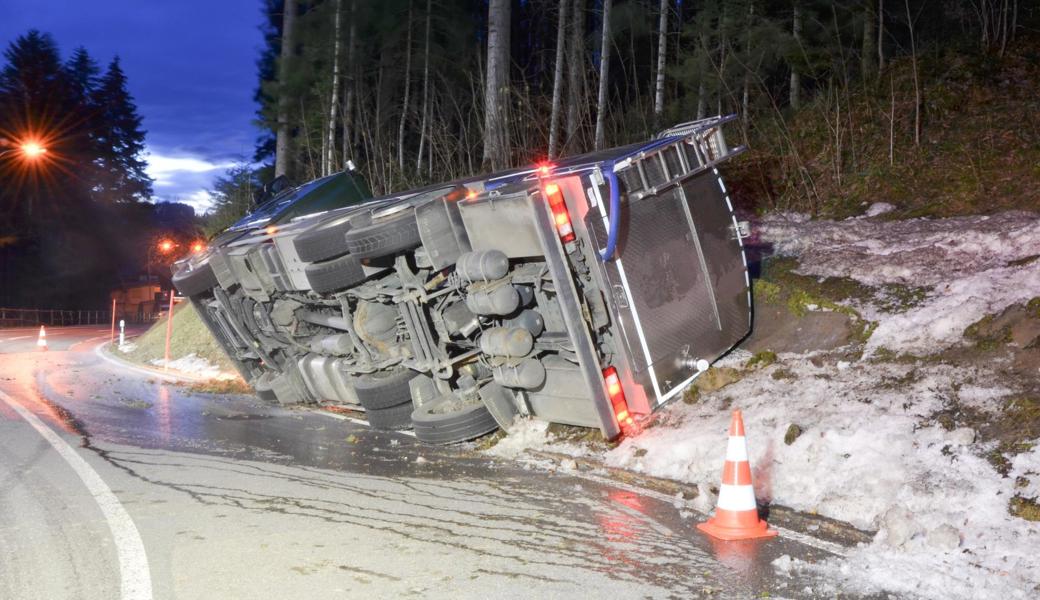 Der Fahrer des Lastwagens blieb unverletzt.