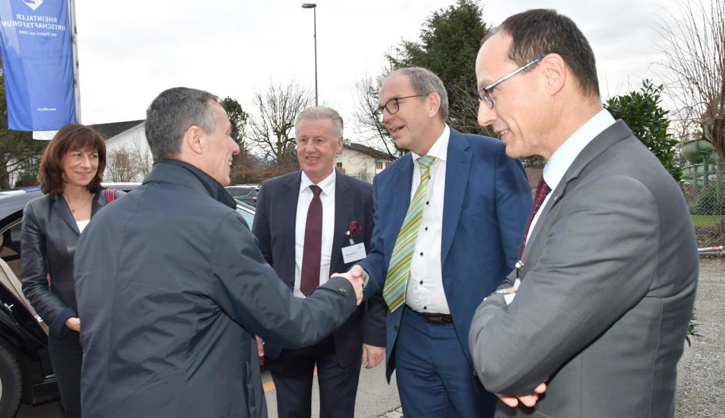 Über die Ankunftszeit von Bundesrat Ignazio Cassis (Zweiter von links) informierte die Kantonspolizei Reinhard Frei (Mitte) per SMS eine halbe Stunde vorher. Auf dem Bild ist zu sehen, wie die Mitglieder der Kantonsregierung, Regierungspräsidentin Heidi Hanselmann (von links), Bruno Damann und Marc Mächler, den Aussenminister am Wifo empfangen.