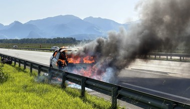 Auto brannte auf der Autobahn - danach kam es zu zwei Crashes